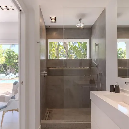 Se Encuentra A Un Corto Paseo De La Playa Holiday home Marbella