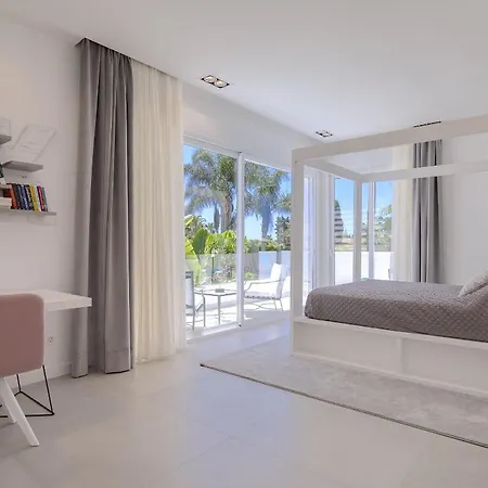 Se Encuentra A Un Corto Paseo De La Playa *